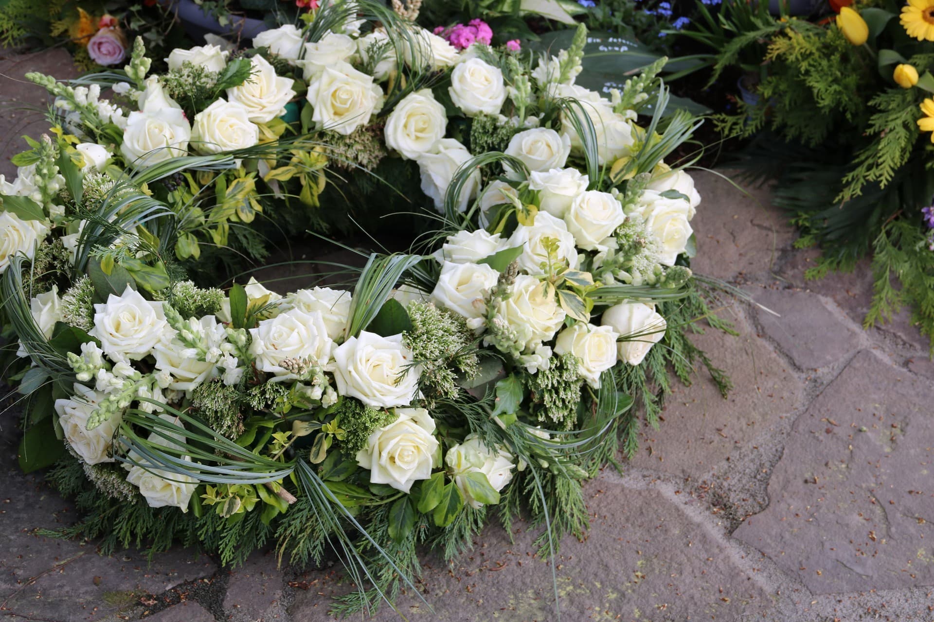 Envío de coronas funerarias o arreglos florales para cementerios