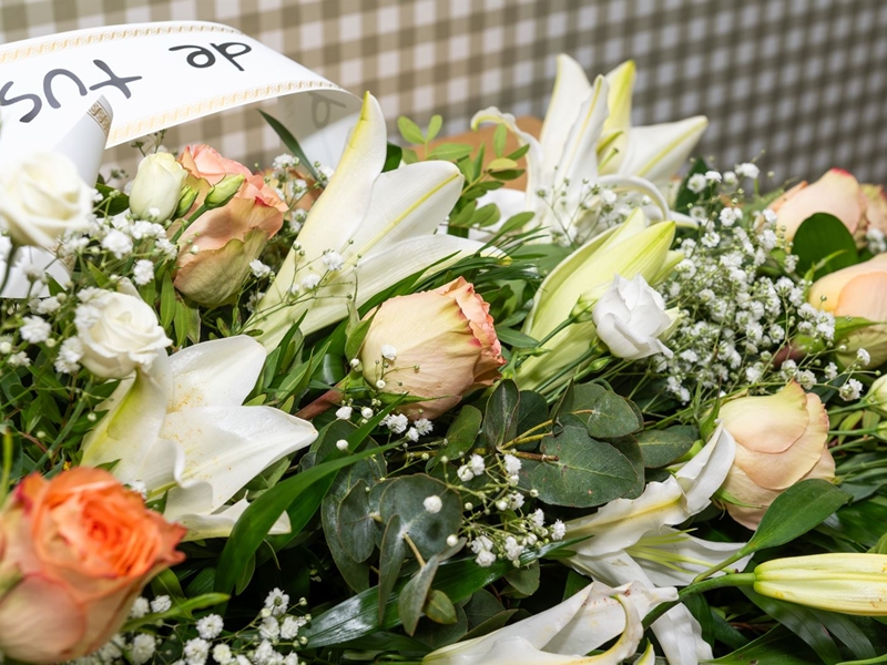 Flores blancas para el duelo: significado y cuándo usarlas