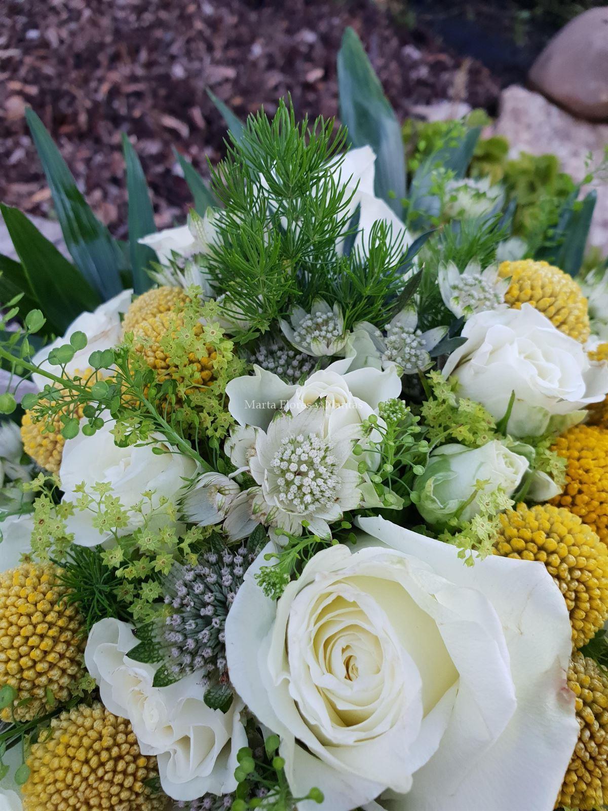 Bouquet blanco y amarillo novia - Imagen 2