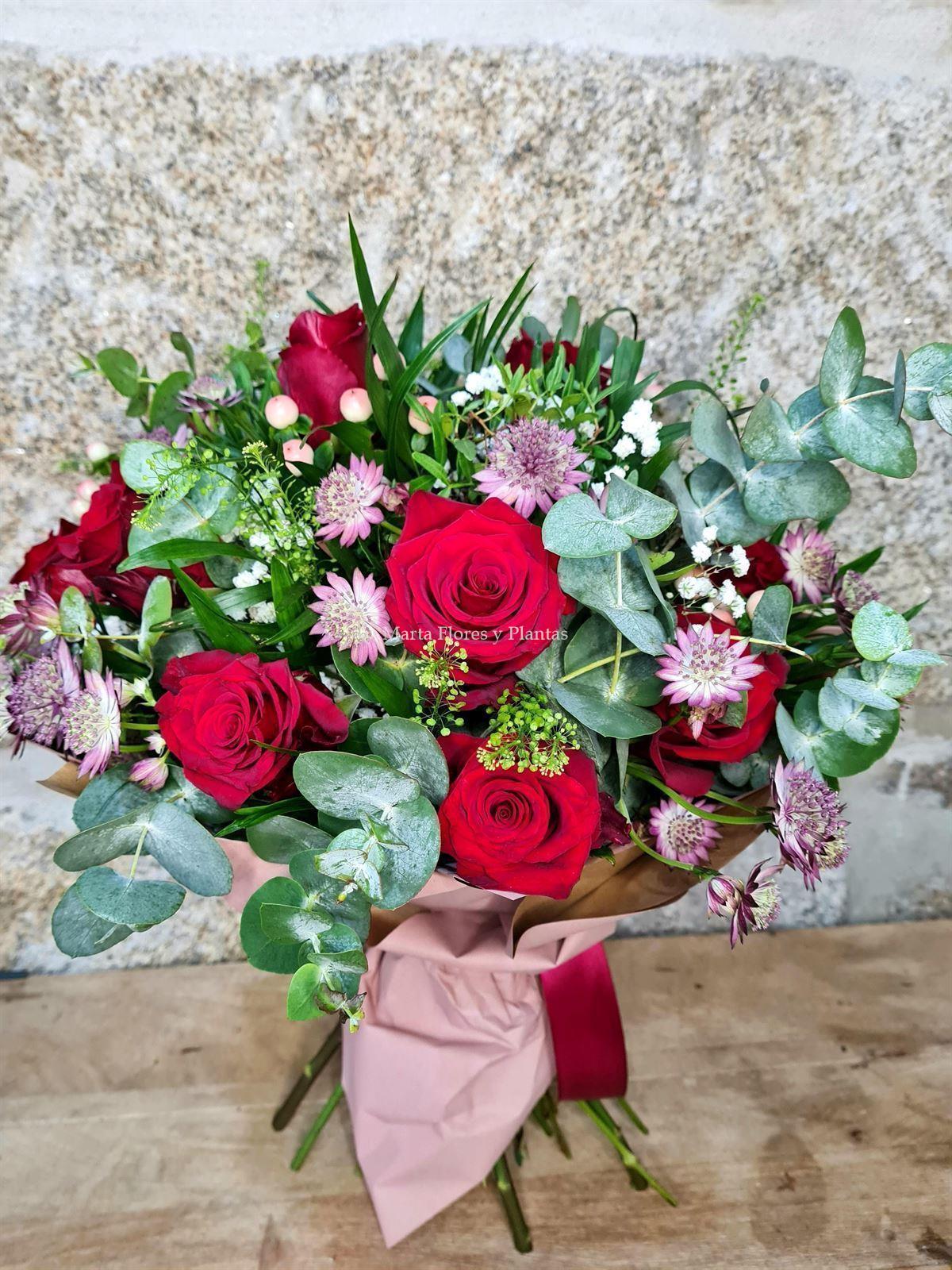 Rosas rojas + Peluche para San Valentín en Jardinera