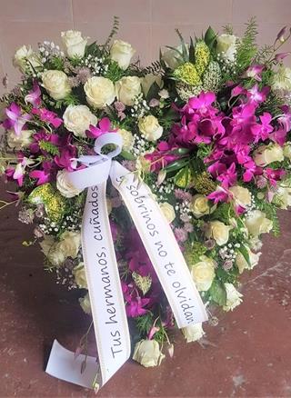 Corazón rosas y orquiedas - Imagen 1