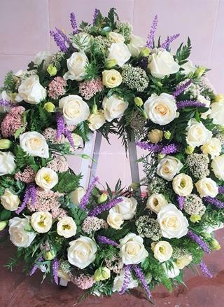 Corona de suelo de rosas y lisiantos. - Imagen 1